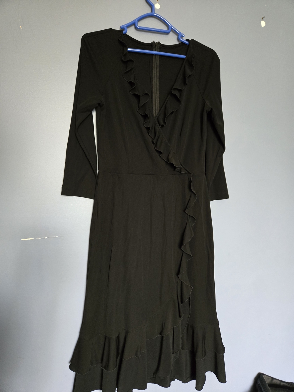 Black Ruffle V-Neck Long Sleeve Midi Dress — Size M 🖤